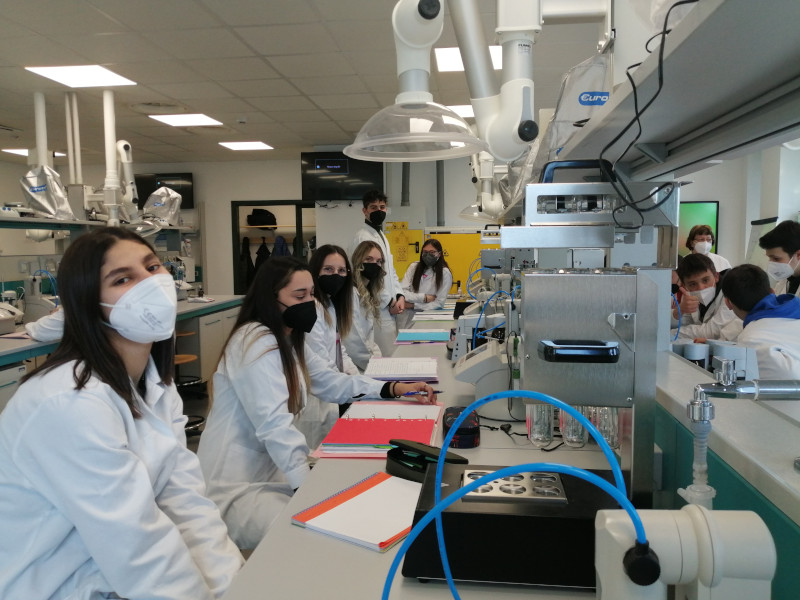 Studenti in laboratorio PCTO